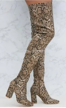 Женские Пикантные Длинные сапоги на массивном каблуке из Змеиной кожи, Модные женские Ботфорты выше колена с острым носком и принтом питона, Обувь для подиума Большого Размера