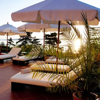 Шезлонг у открытого бассейна, пляжный ротанговый пляж, шезлонг на открытом воздухе, сад во внутреннем дворе, кровать на балконе отеля